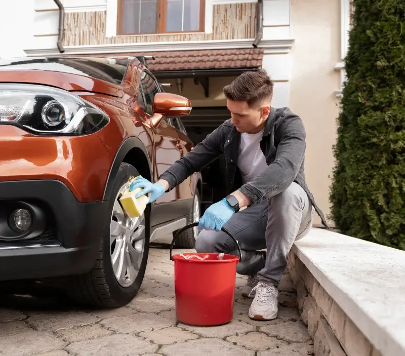 Lavage auto à domicile Saint-Pierre : professionnel intervenant sur un véhicule